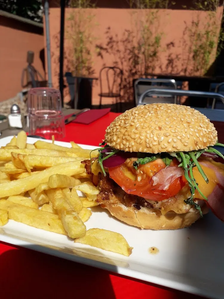 Burger Maison Poulet Pané Sauce Tartare Cheddar Tomate Confite Et Frites Maison